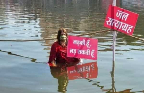 क्षिप्रा नदी के शुद्धिकरण के लिए जल सत्याग्रह करते कांग्रेस नेता की जान पर बन आई